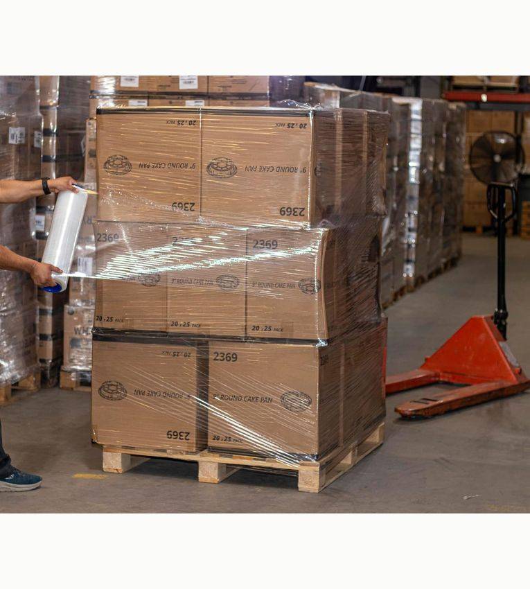 Rouleau de film stretch étirable transparent – 1,5 kg, résistant à l'eau et à la saleté. Idéal pour emballage sécurisé